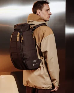 Db Unisex Reppu, HUGGER BACKPACK 25L UNISEX Tummanruskea