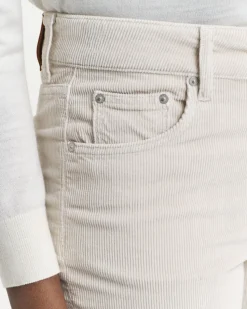Gant naisten vakosamettihousut, SLIM FLARE STRETCH CORDUROY JEANS Luonnonvalkoinen