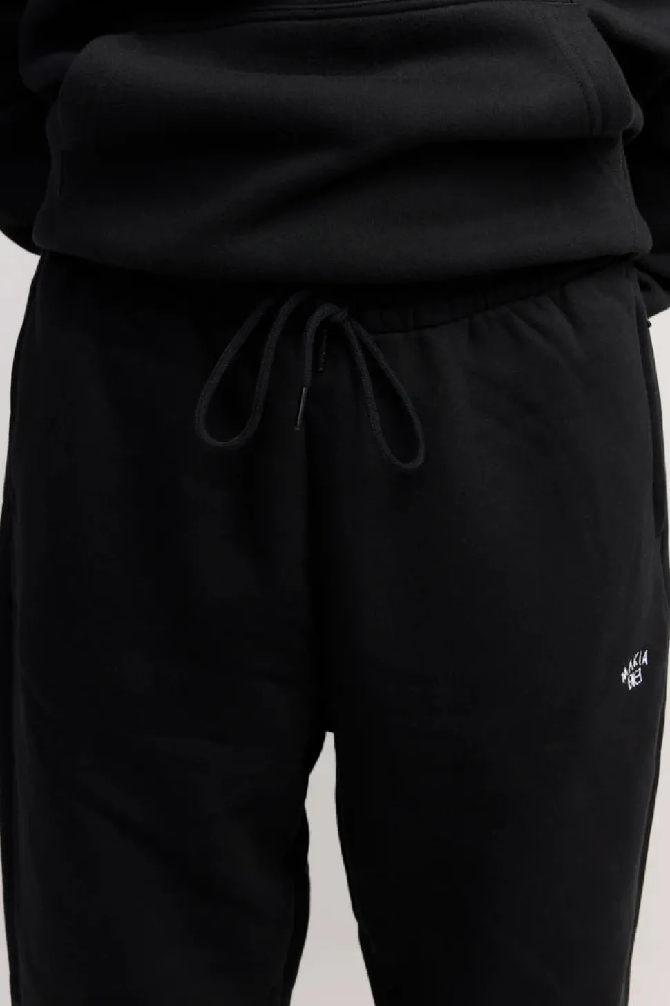 Makia miesten collegehousut Cove ZIP POCKET, musta